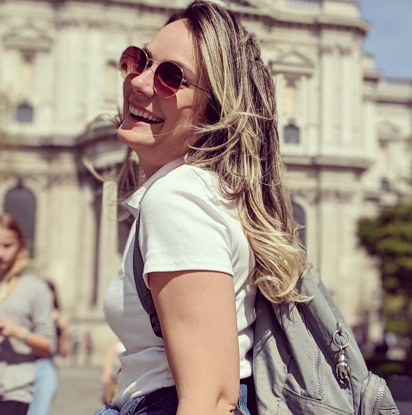 vanessa em londres com mochila nas costas